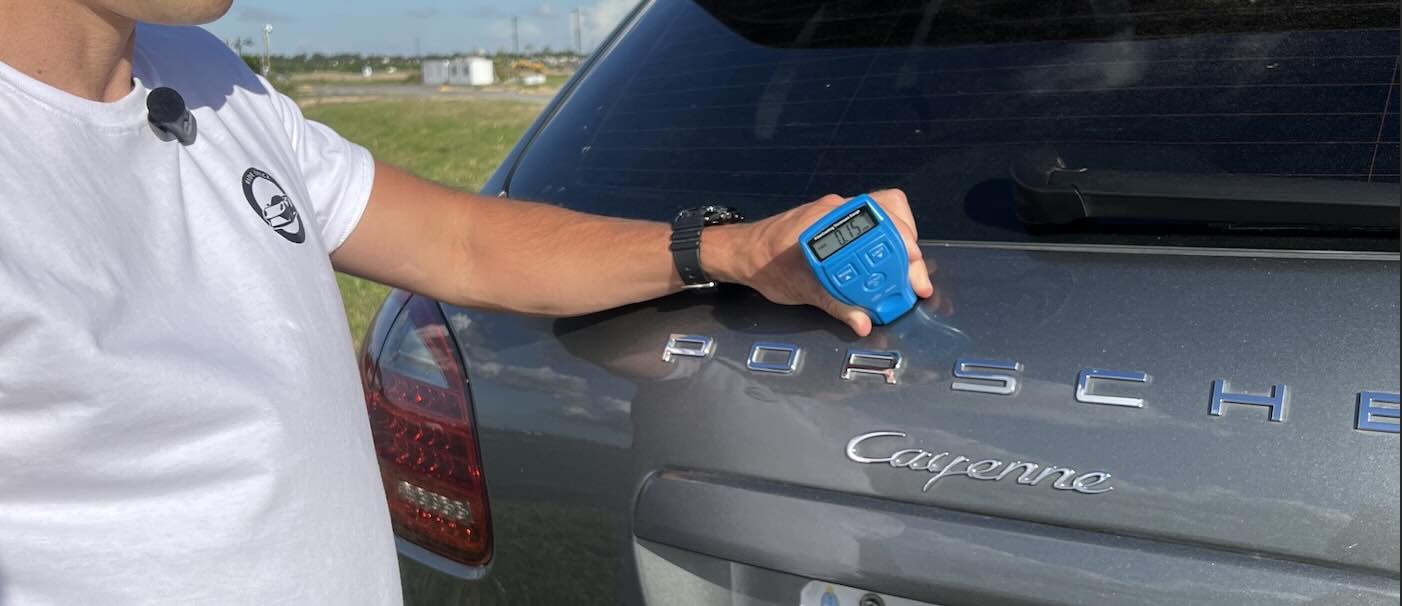 Especialista técnico de Ride Check realizando diagnóstico automotor