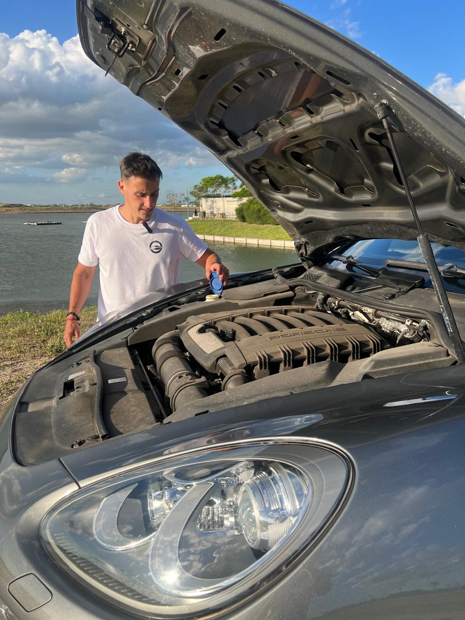 Especialista técnico de Ride Check realizando diagnóstico automotor